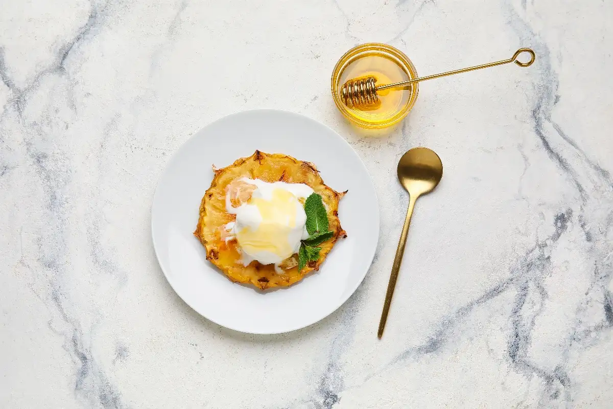 Ananas rotî au miel et romarin, glace vanille